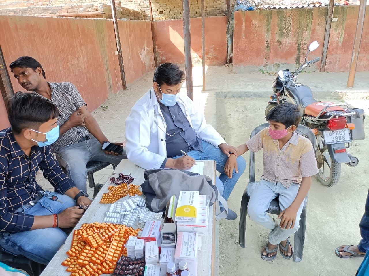 Hathras: Health team examined 52 patients in village Rampur
