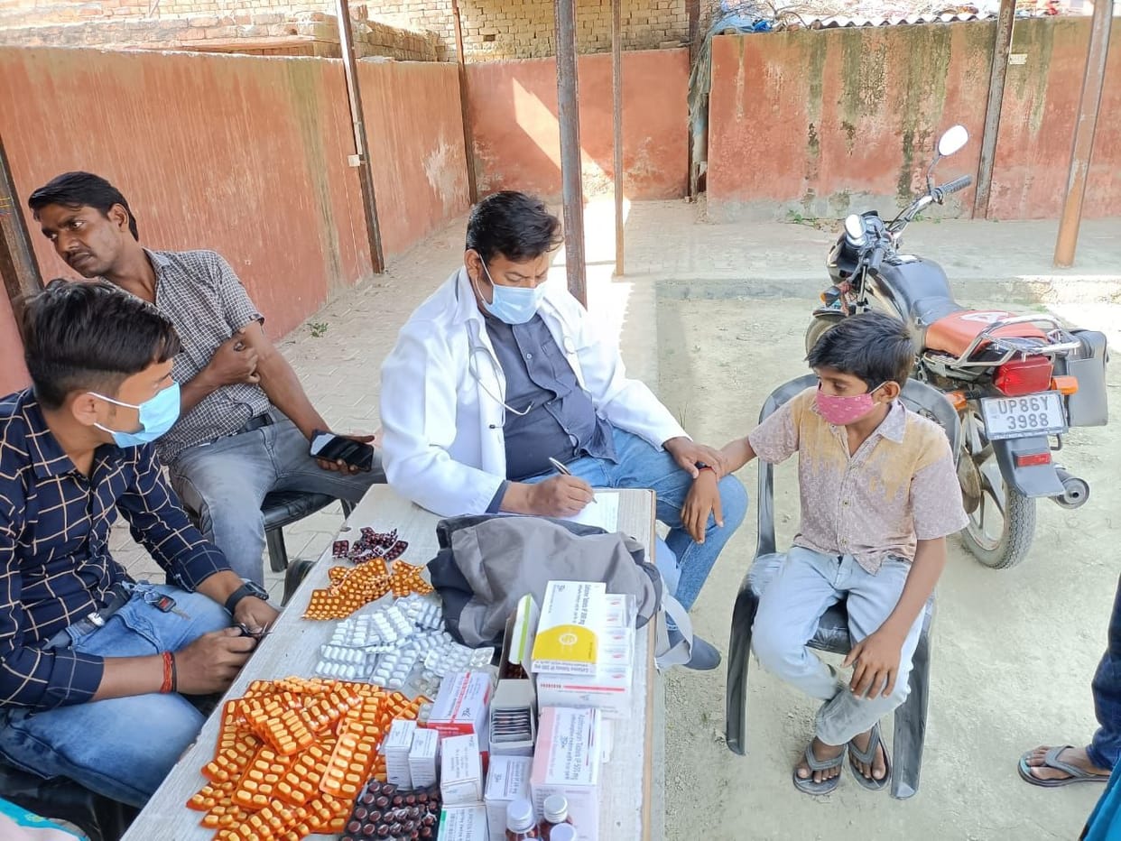 Hathras: Health team examined 52 patients in village Rampur