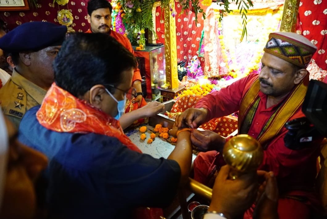 Delhi CM Kejriwal bowed down at Devi Talab temple