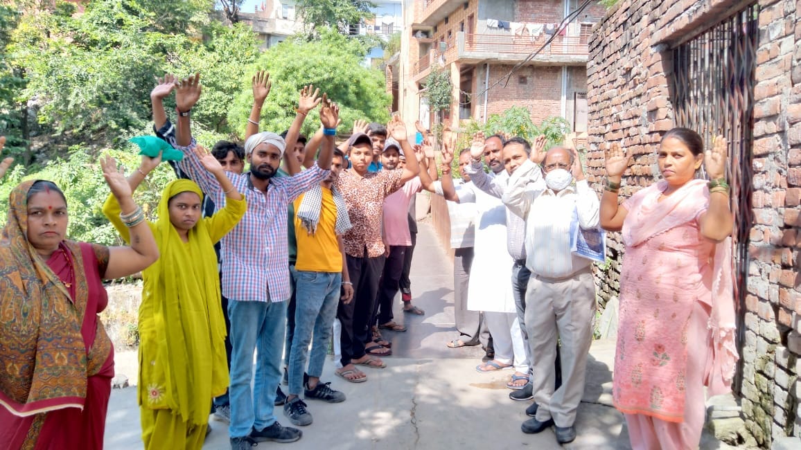 Demand to widen the bridge of Handiya locality, people demonstrated, warned of hunger strike