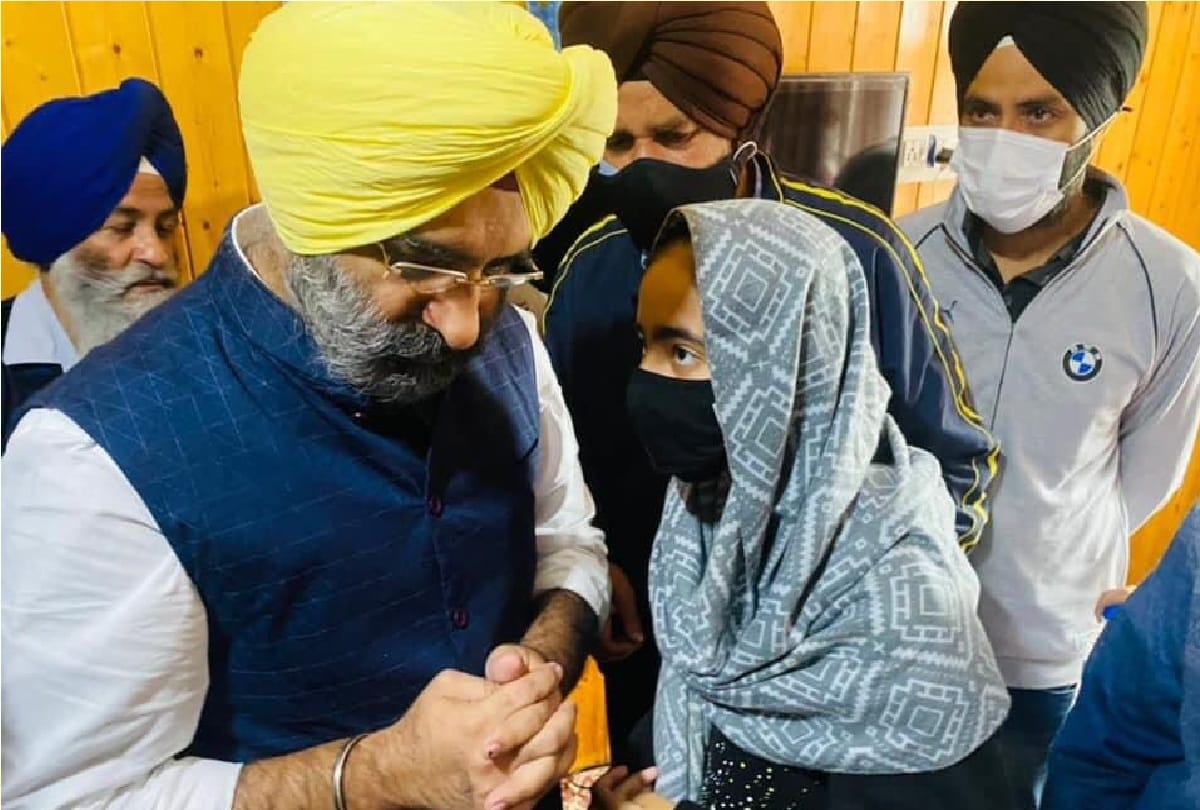 Sirsa reaches house of Sikh principal killed in terrorist attack, DSGMC will set up trust and chair in name of Supinder