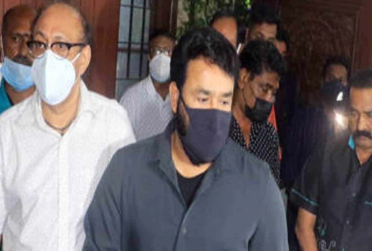 Mammootty Mohanlal giving tearful farewell to Nedumudi Venu last rites