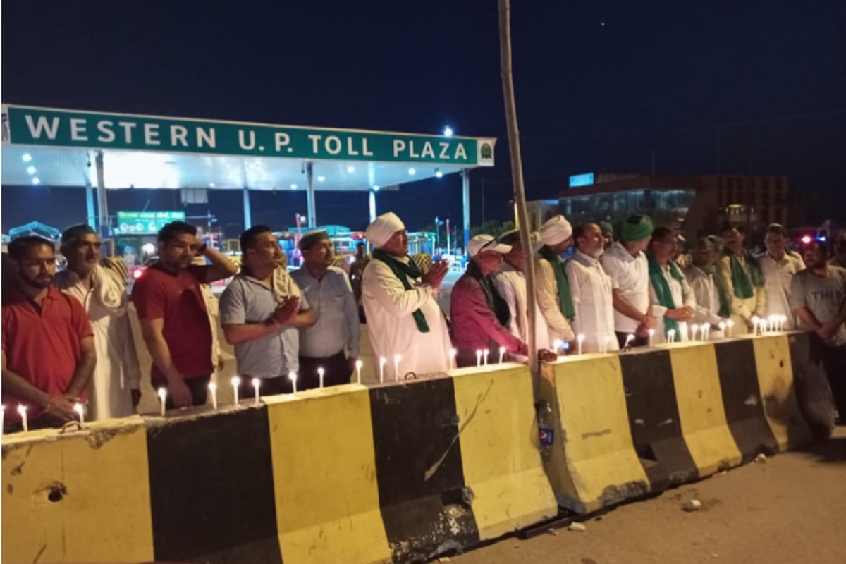 BKU workers took out a candle march at Sivaya toll plaza and paid tribute to the farmer and martyr in Meerut