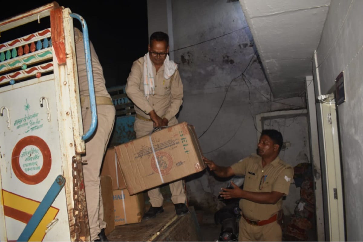 UP News: Meerut police has caught a youth with five lakh crackers in Kasamapur