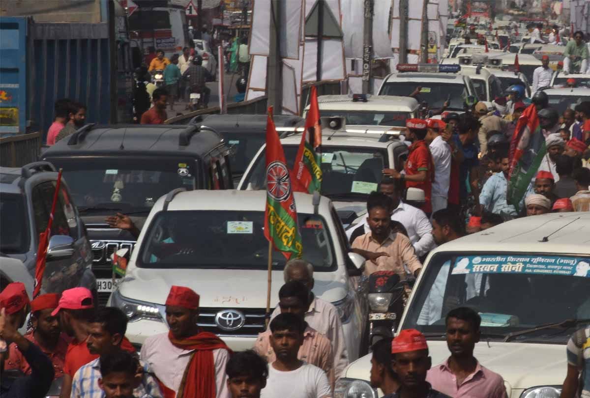 Traffic system lost in samajwadi party Vijay Yatra