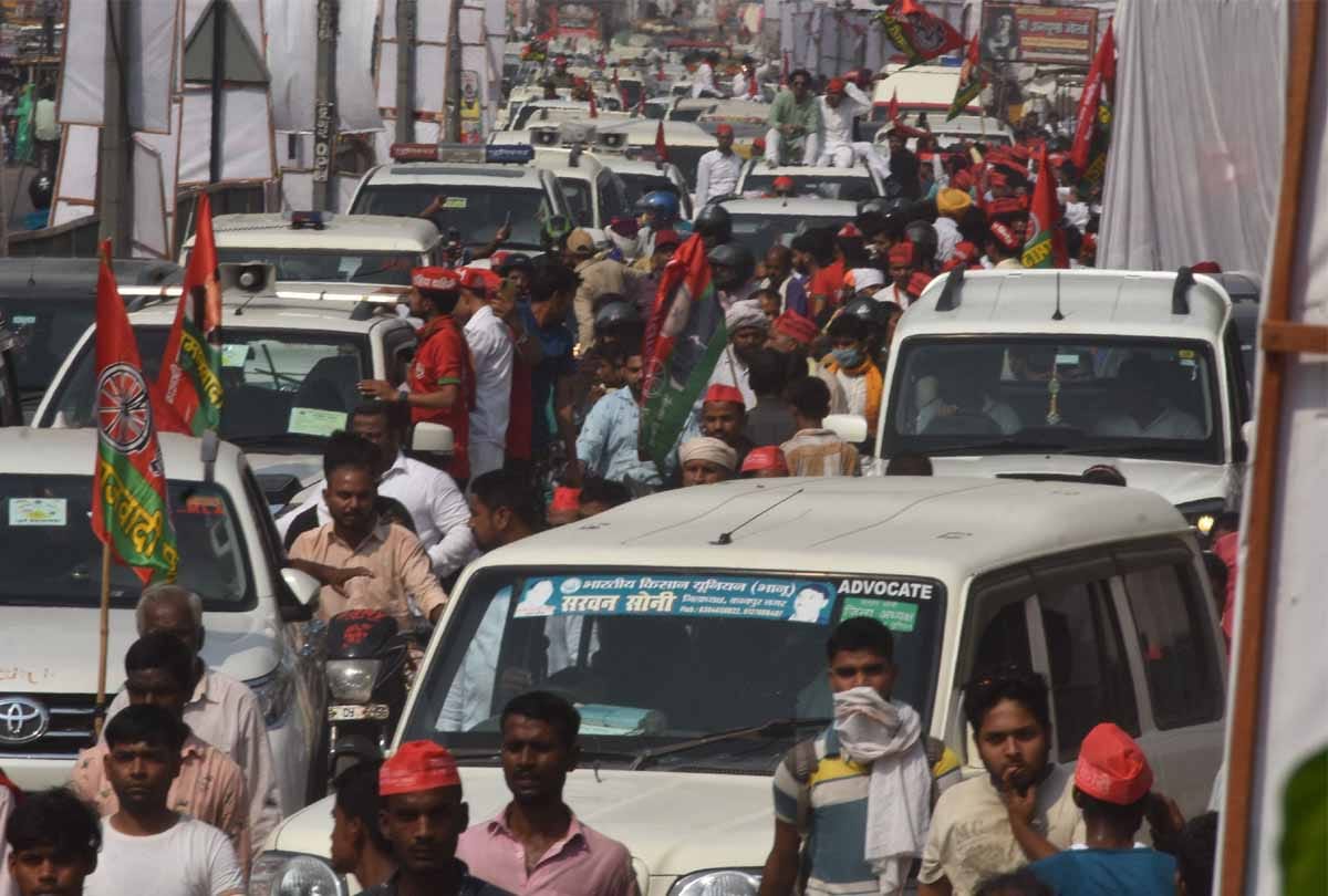 Traffic system lost in samajwadi party Vijay Yatra