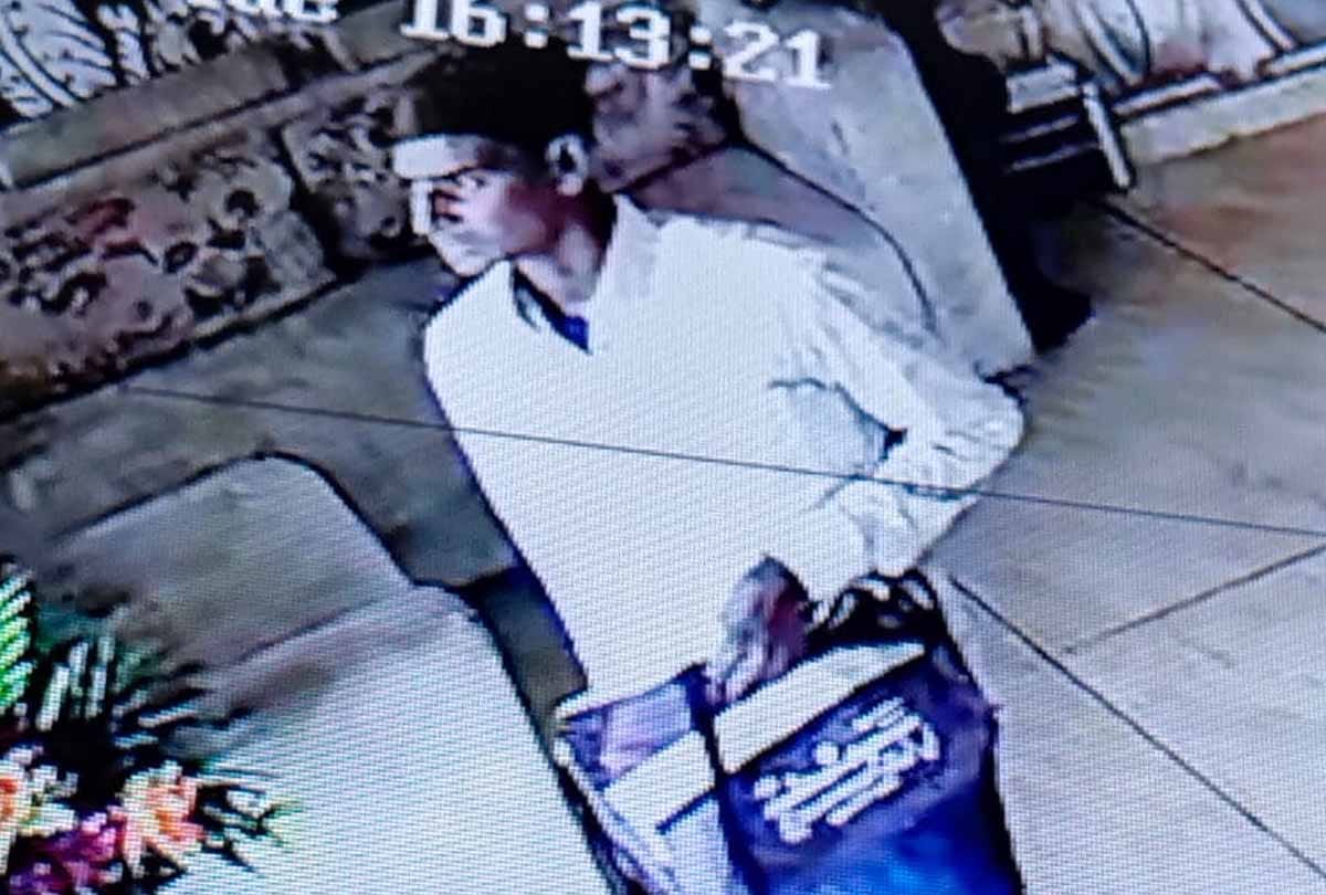 Mahoba: bag full of 12 lakh cash and jewelery disappeared from Tilak ceremony, thief caught in CCTV
