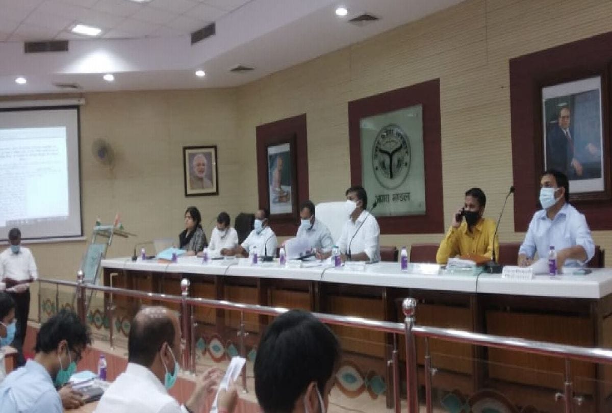Agra Commissioner angry due to poor progress of Ayushman card in rural areas