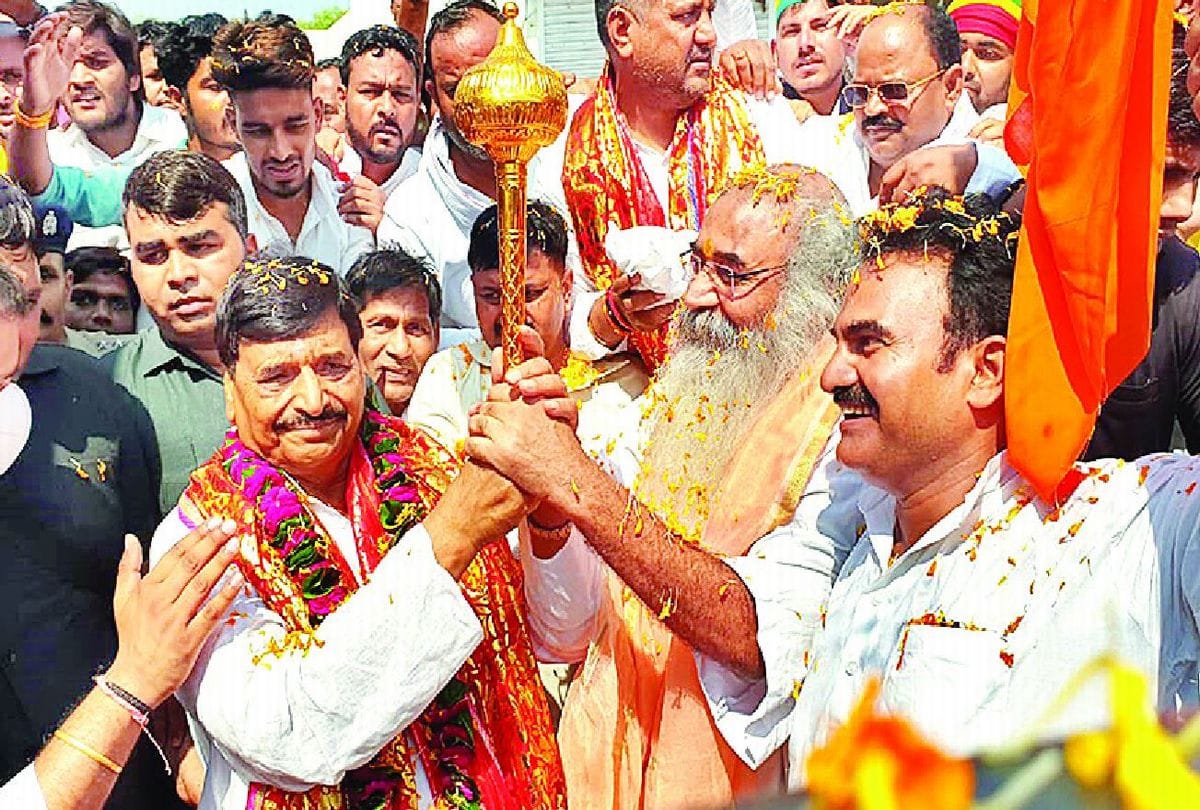 Congress leader Acharya Pramod Krishnam blessed Shivpal Yadav in Vrindavan