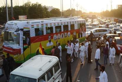 traffic jam on Delhi Highway due to Shivpal Singh Yadav Rath Yatra in agra
