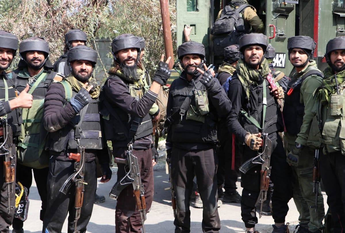srinagar police arrested Three hybrid terrorists along with arms and ammunition