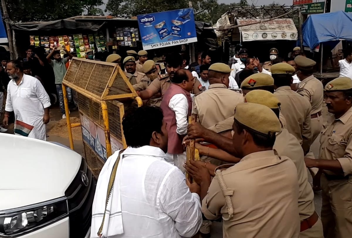 Police stops vehicles of Priyanka Gandhi Kafila in Sitapur.