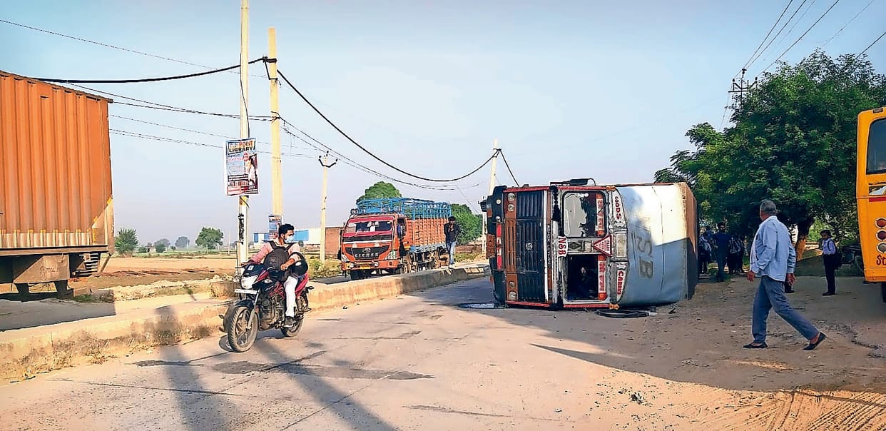 Truck full of groceries overturned on Tawadu-Bilaspur road
