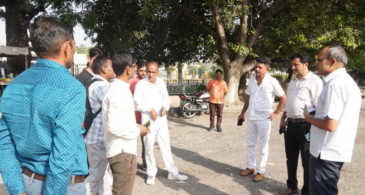 Piles of dirt were found everywhere, the municipal commissioner imposed a fine of 65 thousand rupees on the cleaning agency