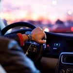 अपने बच्चों को कार देने से पहले जान लें ये नियम