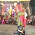 19 साल की युवती ने बुलेट पर खड़े होकर तलवार घुमाई।