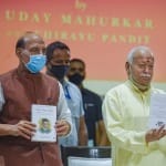 किताब विमोचन के मौके पर राजनाथ सिंह और मोहन भागवत