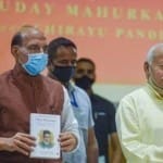 मंगलवार को रक्षामंत्री राजनाथ सिंह और संघ प्रमुख मोहन भागवत ने वीर सावरकर पर लिखी पुस्तक का विमोचन किया।