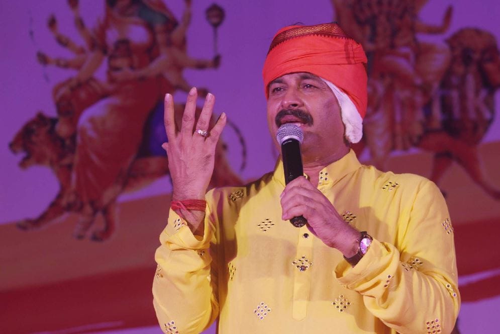 Even after a head injury Manoj Tiwari tied the knot of singing the evening of songs adorned at Rajendra Prasad Ghat