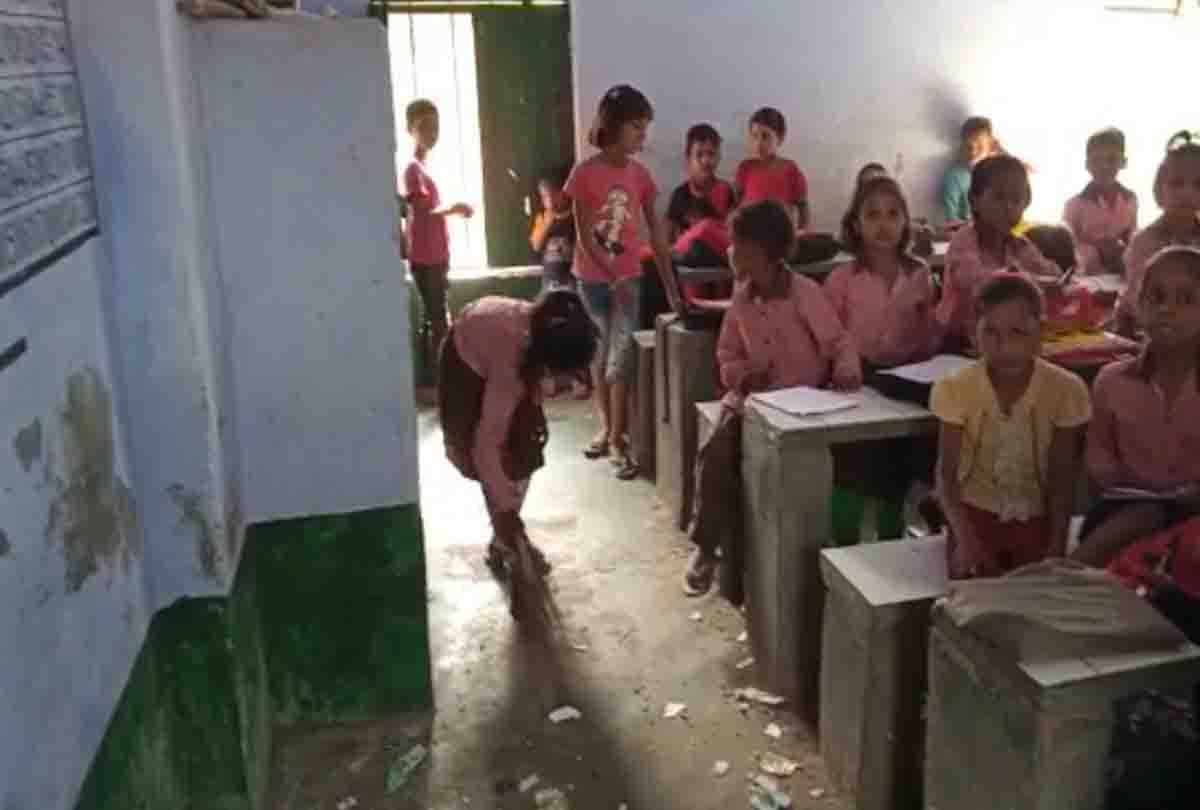 girl student cleaning school, vedio viral