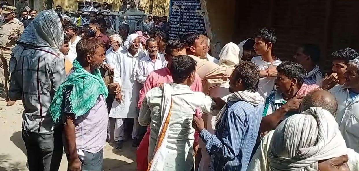 Mathura: Farmers clash over fertilizer in police presence