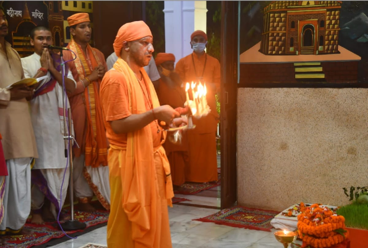 CM Yogi Adityanath worshiped Maa Kalratri and wished well during Gorakhpur visit