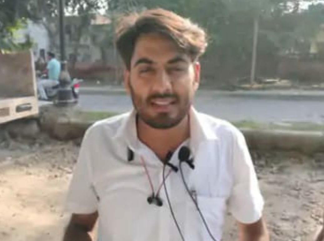 Three miscreants looted seven lakh rupees from the cashier going to deposit cash in the bank
