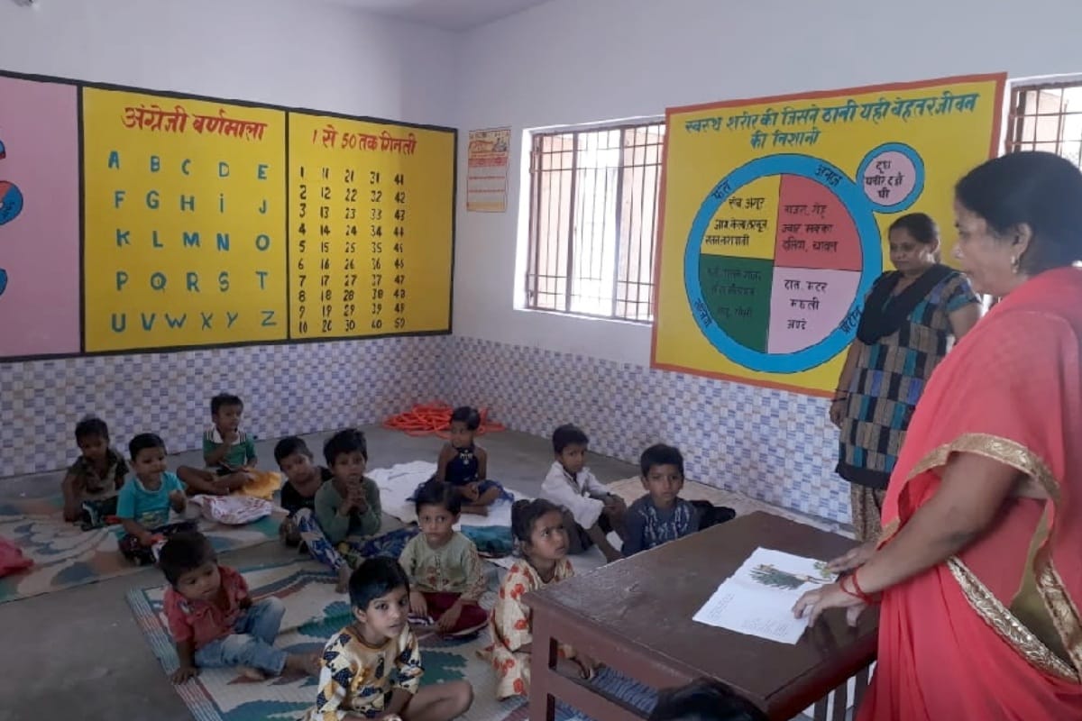 Bijnor News:  Anganwadi centers running in one room, workers running centers somewhere at home