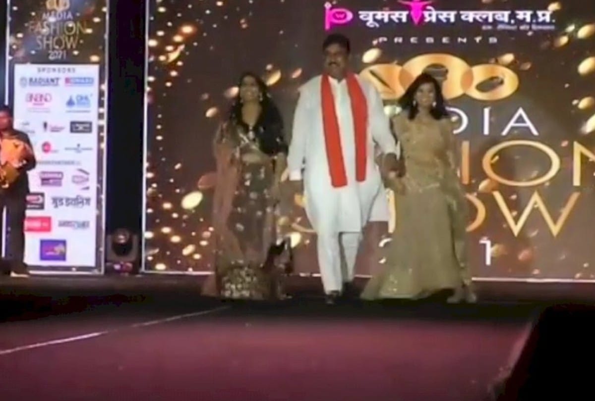 m.p Agriculture Minister did catwalk on the ramp In a fashion show, Congress took a jibe said will continue to be a Vishwaguru