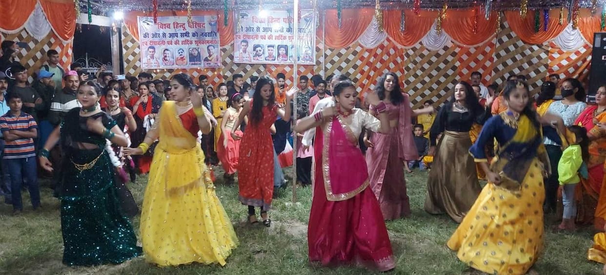 Gujrati dance in the Durga Puja festival, women played fiercely in Garba