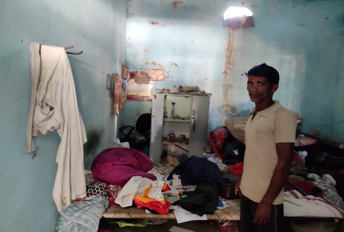 goons looted dairy in Pilakhua ran off with three lakh rupees and two buffallows
