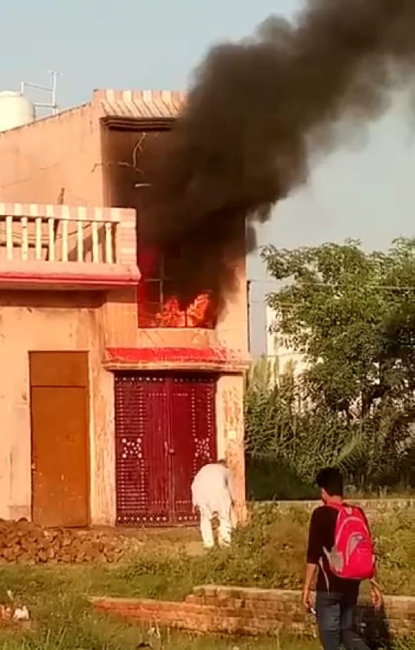 House caught fire due to short circuit, household items burnt