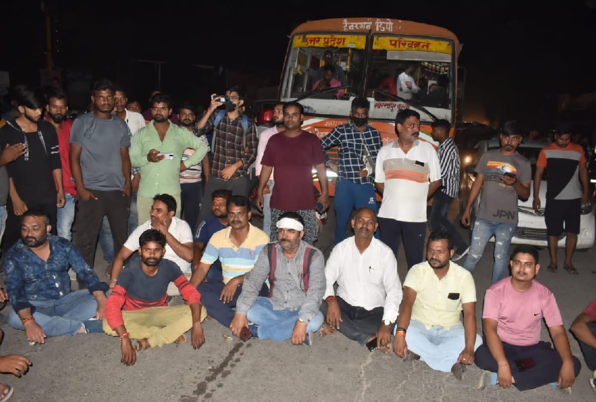 Troubled people blocked road in Gorakhpur due to power cut of hundreds of houses for 20 hours