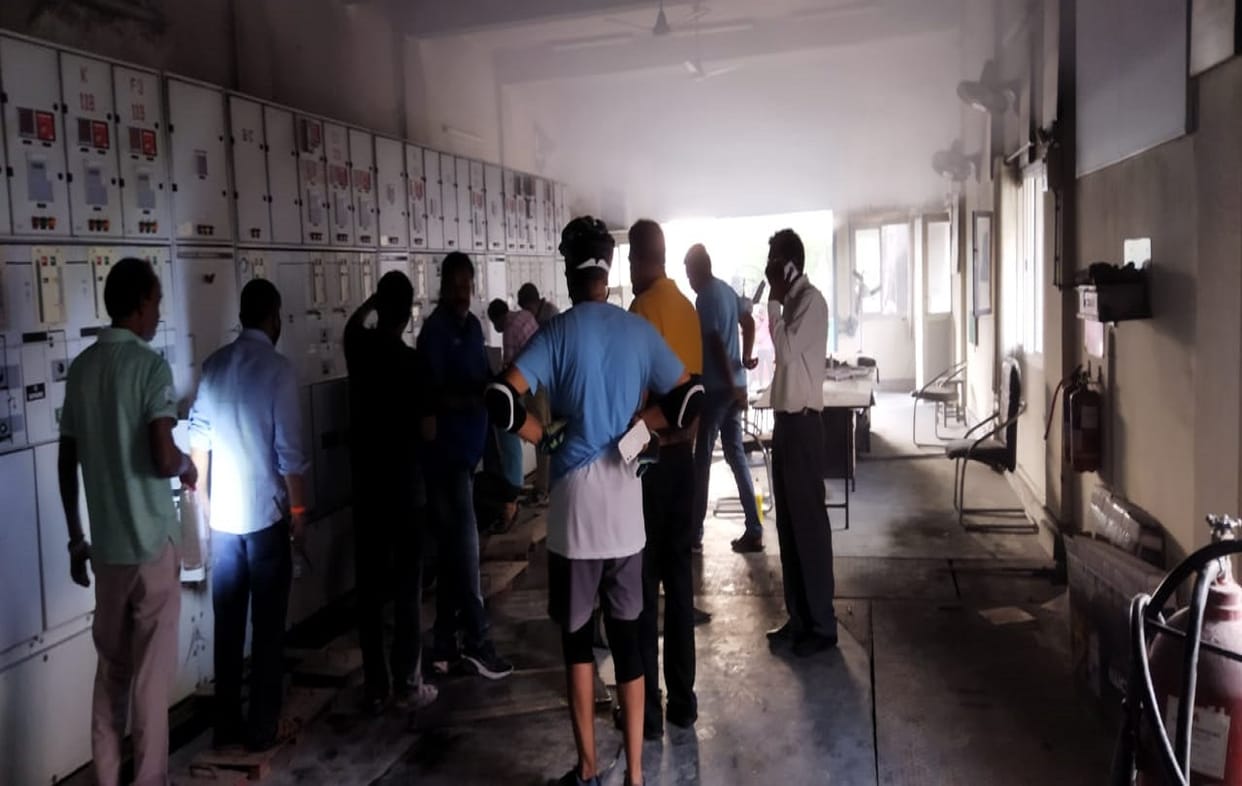 Fire broke out in electrical panel of banaras rail engine  factory in varanasi people panic after seeing smoke