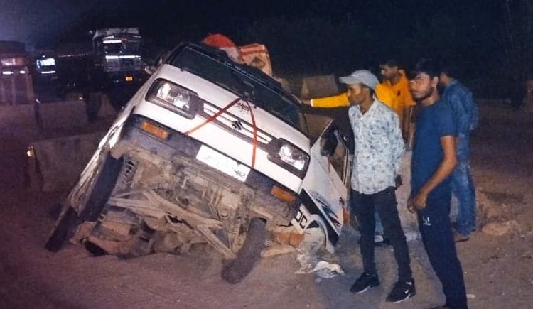 fathepur news,Riding van falls into pit, two injured