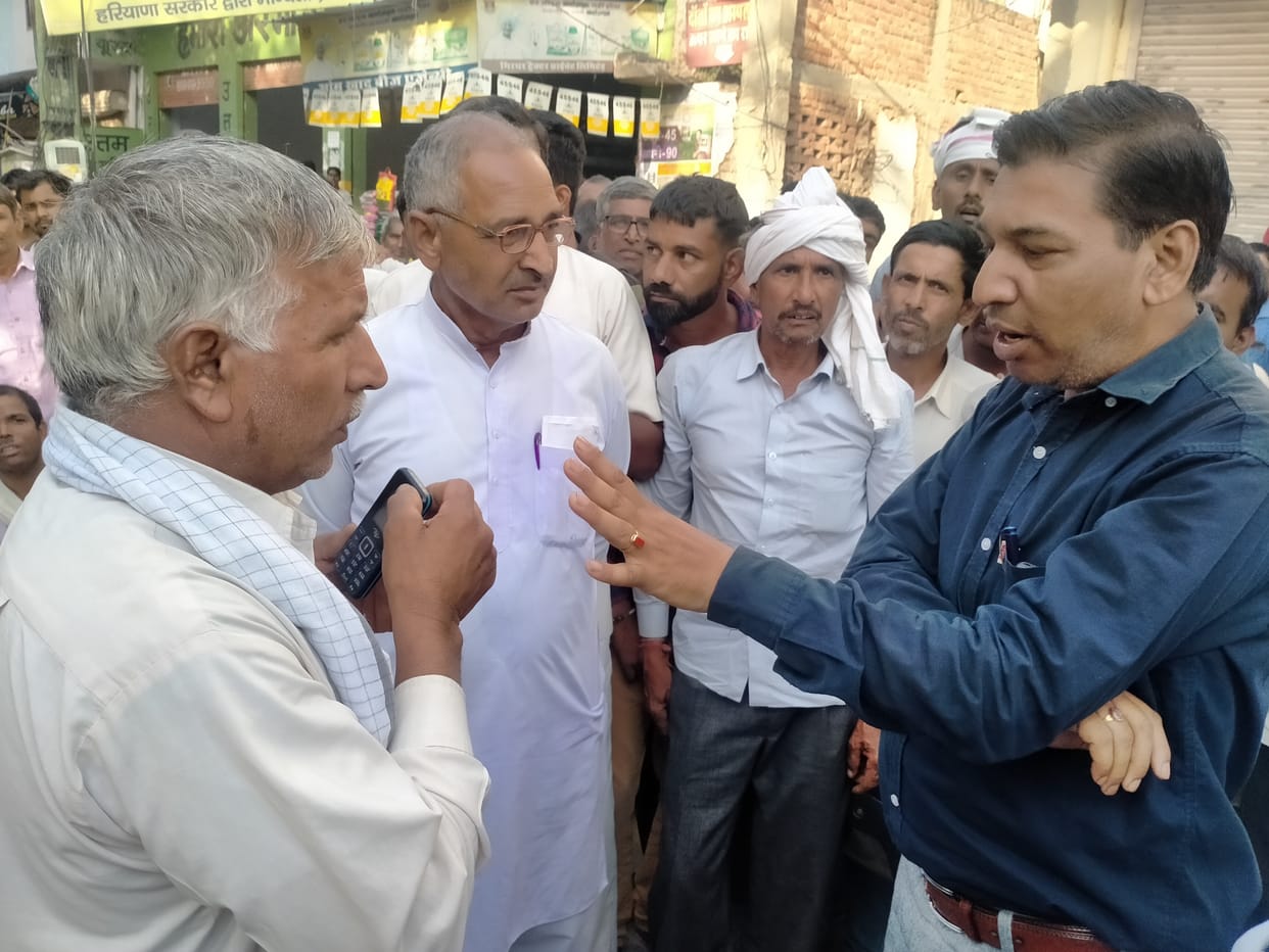 Angry farmers jammed for two hours due to lack of fertilizer, farmers got up after assurance