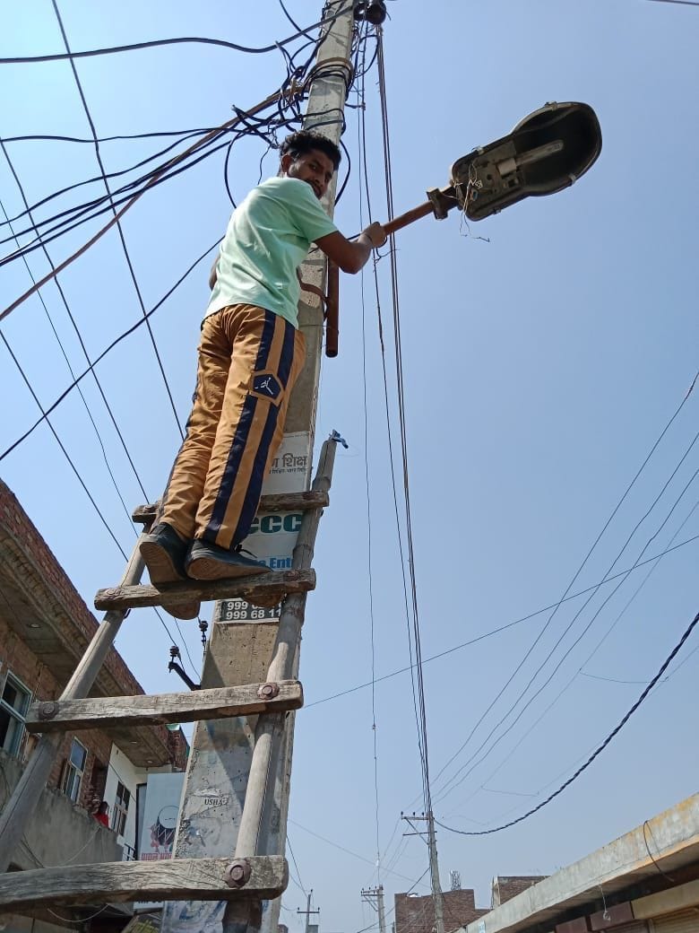 Repair of bad street lights of the city started