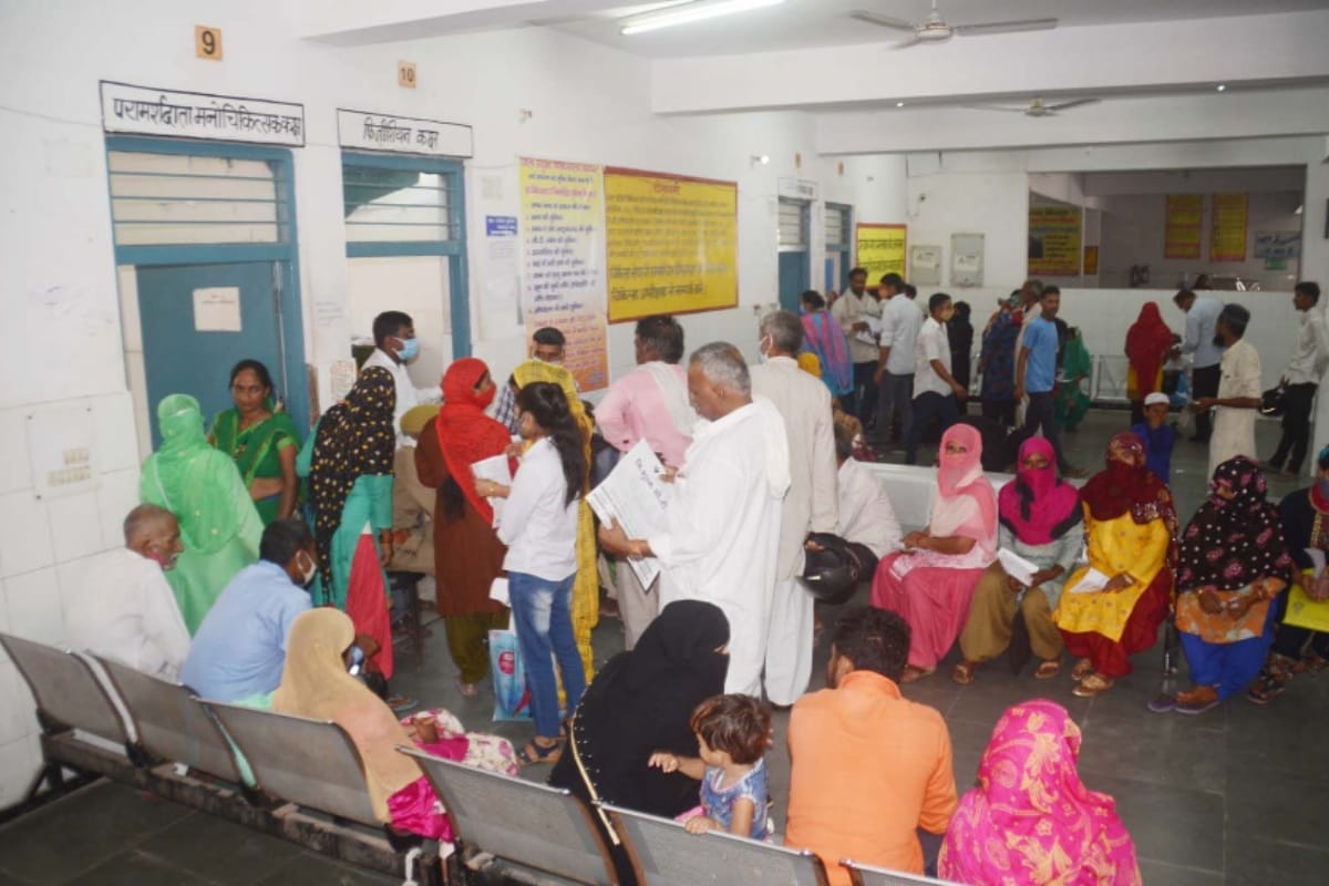 Dengue test kit is not available in district hospitalBaghpat, patients wandering for treatment