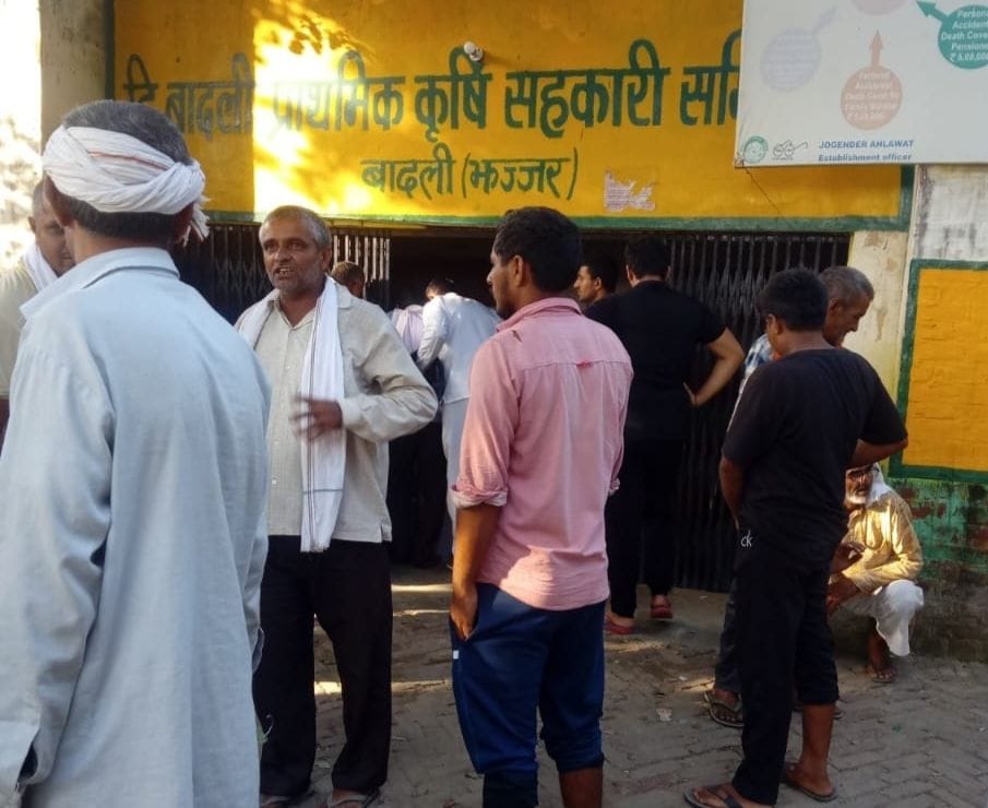 Farmers facing problems due to non-availability of DAP