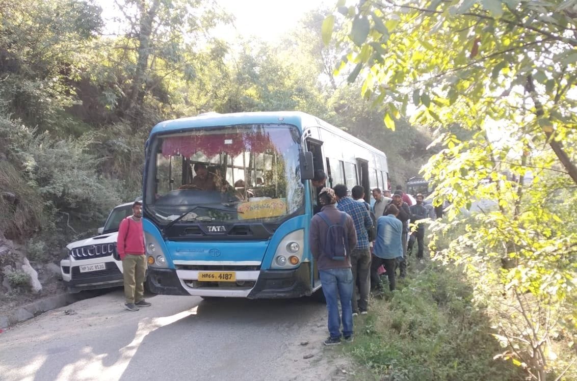 Bus breakdown, one hour jam on Kullu-Bijli Mahadev road
