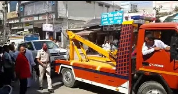 Vehicles parked on the road were confiscated, challaned for 10