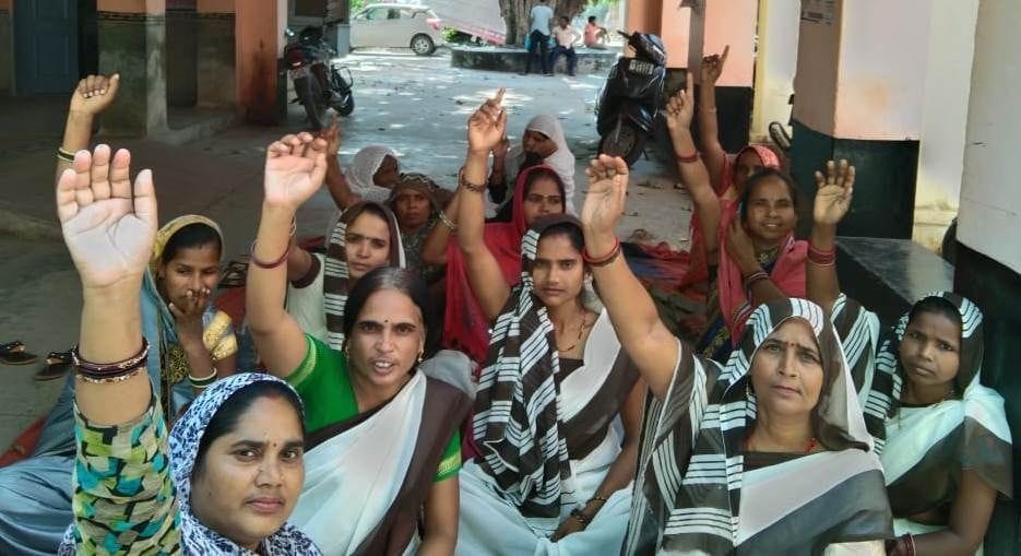 Asha workers protested demanding honorarium, ended on assurance of CMO