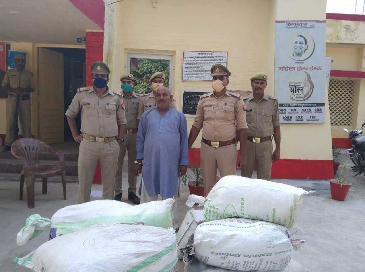 Police and SWAT team arrested smuggler with 1.83 quintal ganja in mau