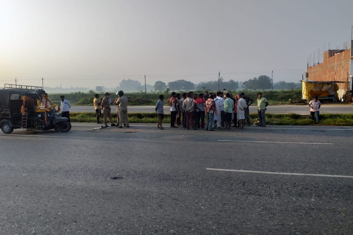 Road accident on NH 2 driver killed and six injured after auto collided with truck devotees going to Vindhyachal