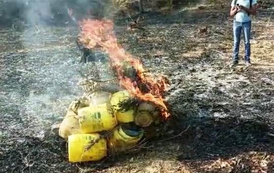 Raw liquor furnace running on the banks of the drain caught, equipment recovered, 300 kg of lahan destroyed
