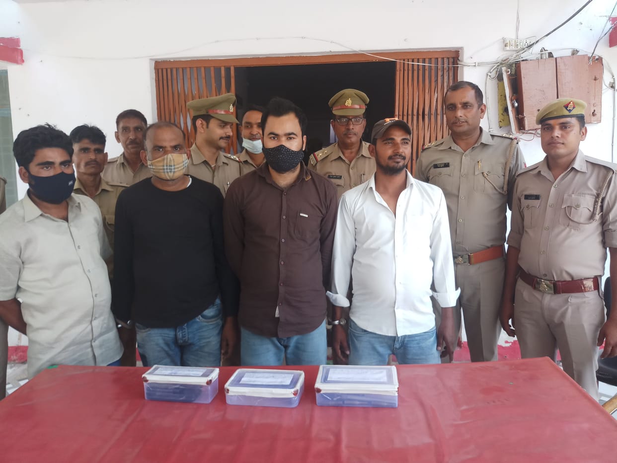 Mathura: Four youths caught running away after looting money