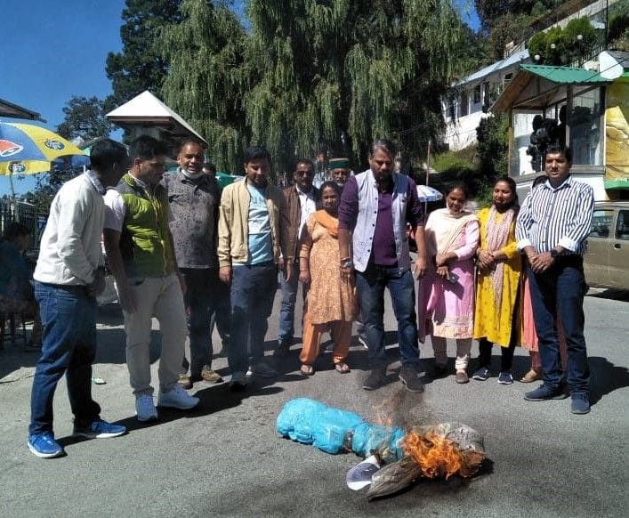 Congress burnt effigy of UP CM