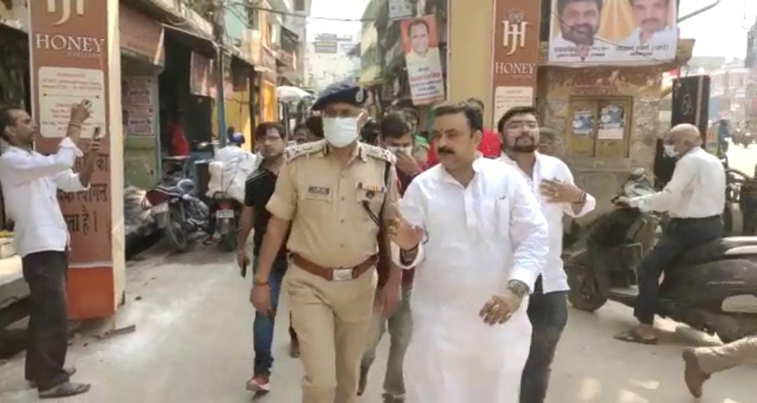 Police Commissioner of varanasi a satish ganesh roamed streets of Sarafa Mandi chowk to test security arrangements in festive season