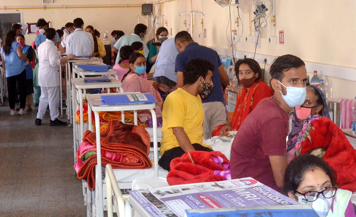 Now two patients on one bed in the women's medical ward, the relatives spent the night outside