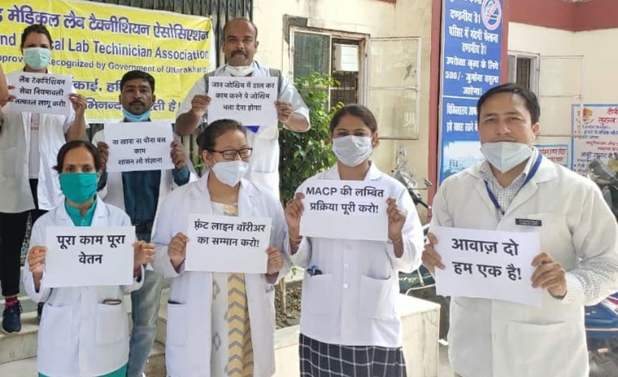 Lab technicians protested by tying black tape